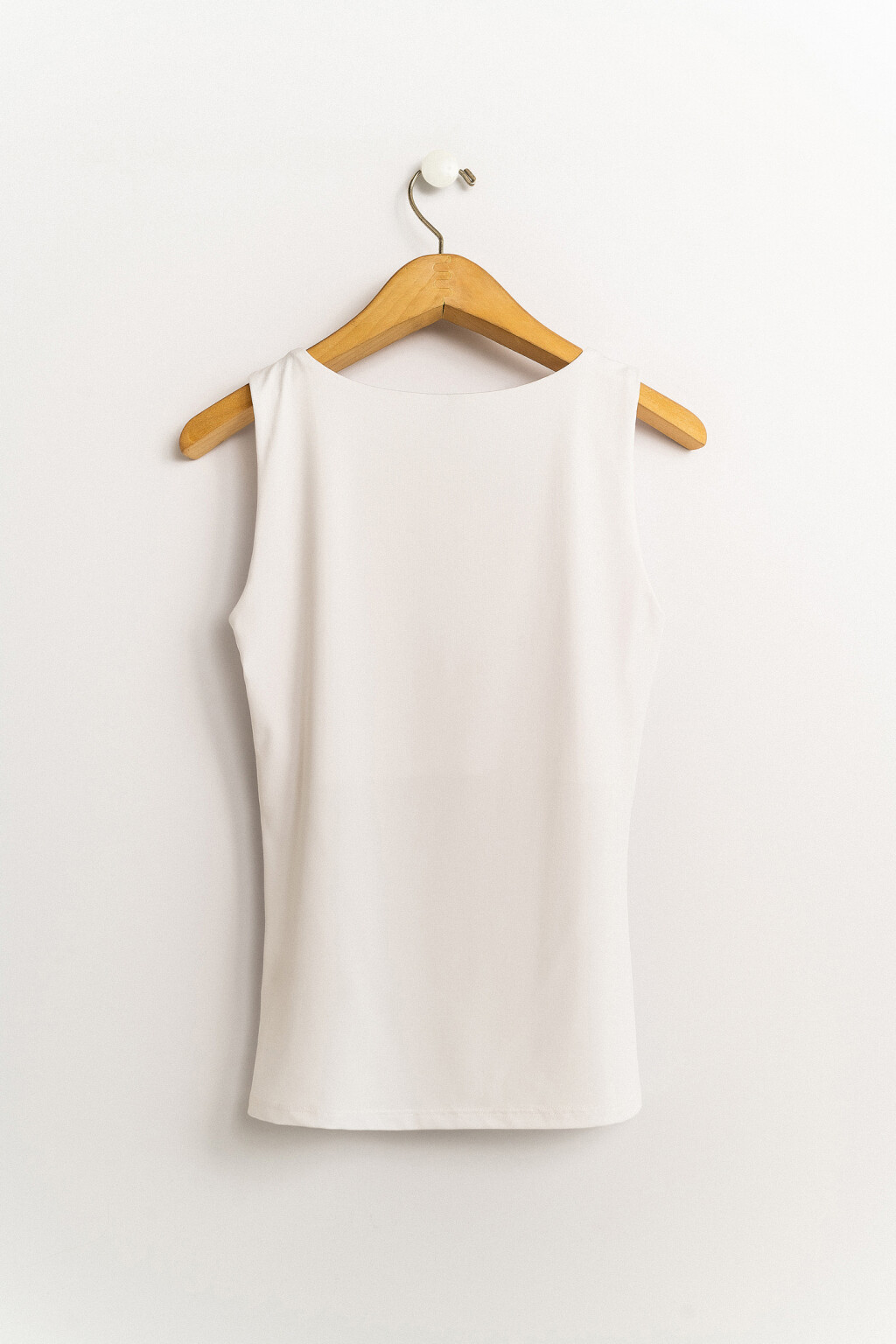 Топ спортивный без рукавов с глубоким вырезом - цвет белый - 2