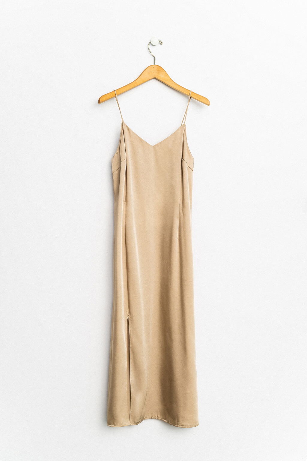 платье-комбинация на тонких бретелях с разрезом сбоку - цвет бежевый - 1