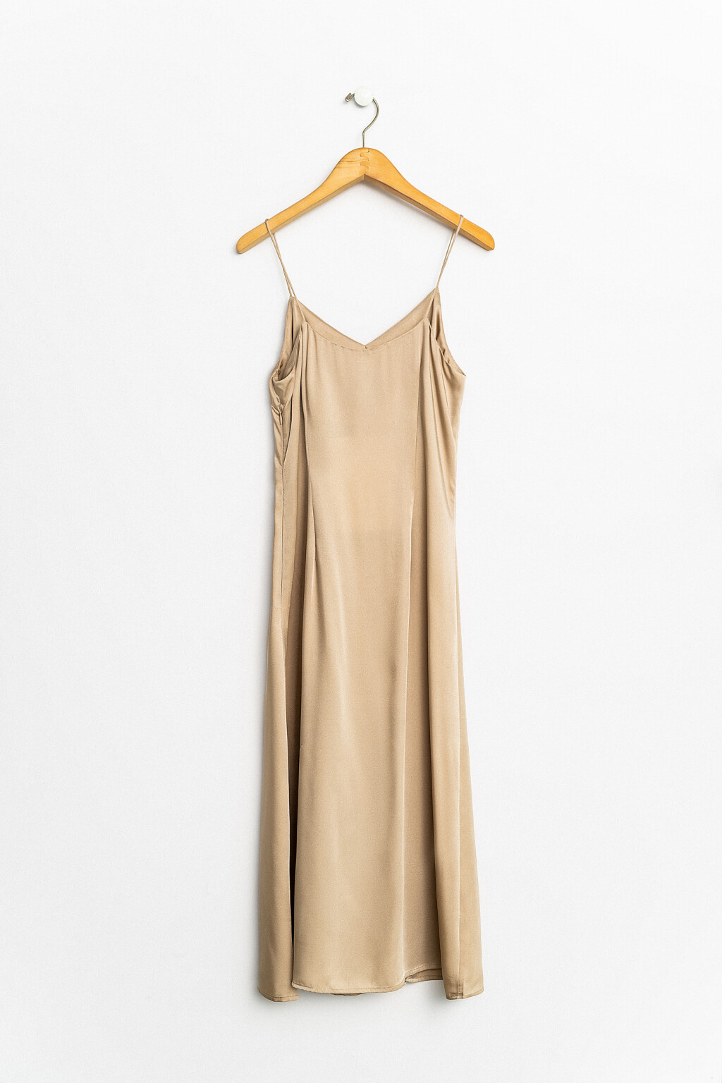 платье-комбинация на тонких бретелях с разрезом сбоку - цвет бежевый - 2