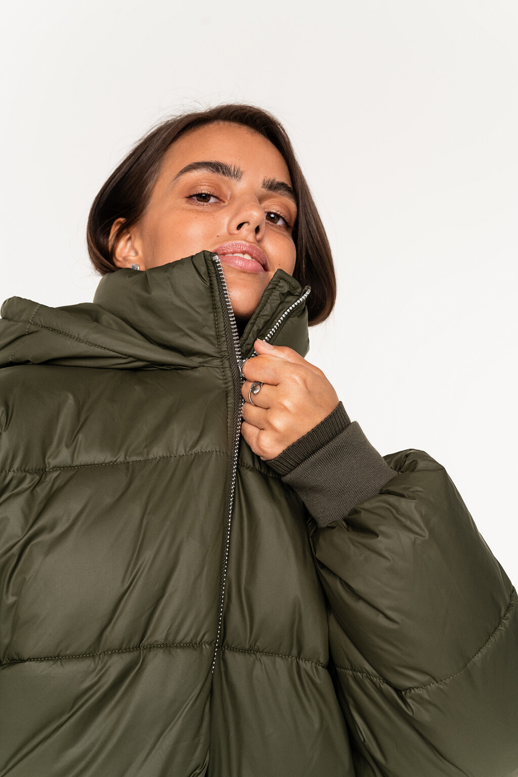 куртка объемная стеганая на утеплителе с капюшоном - цвет зеленый - 2