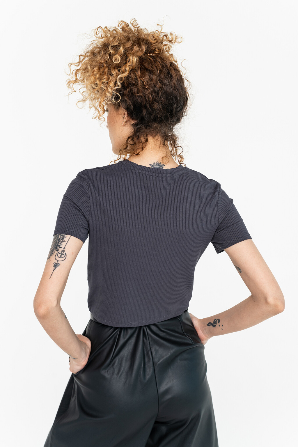 кроп-топ в рубчик с разрезом на груди - цвет серый - 5