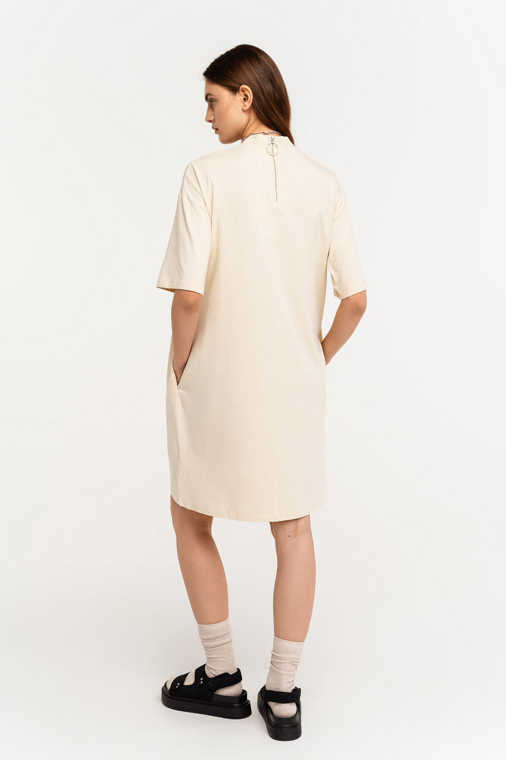 Платье-футболка хлопковое с воротником-стойкой - цвет бежевый - 4