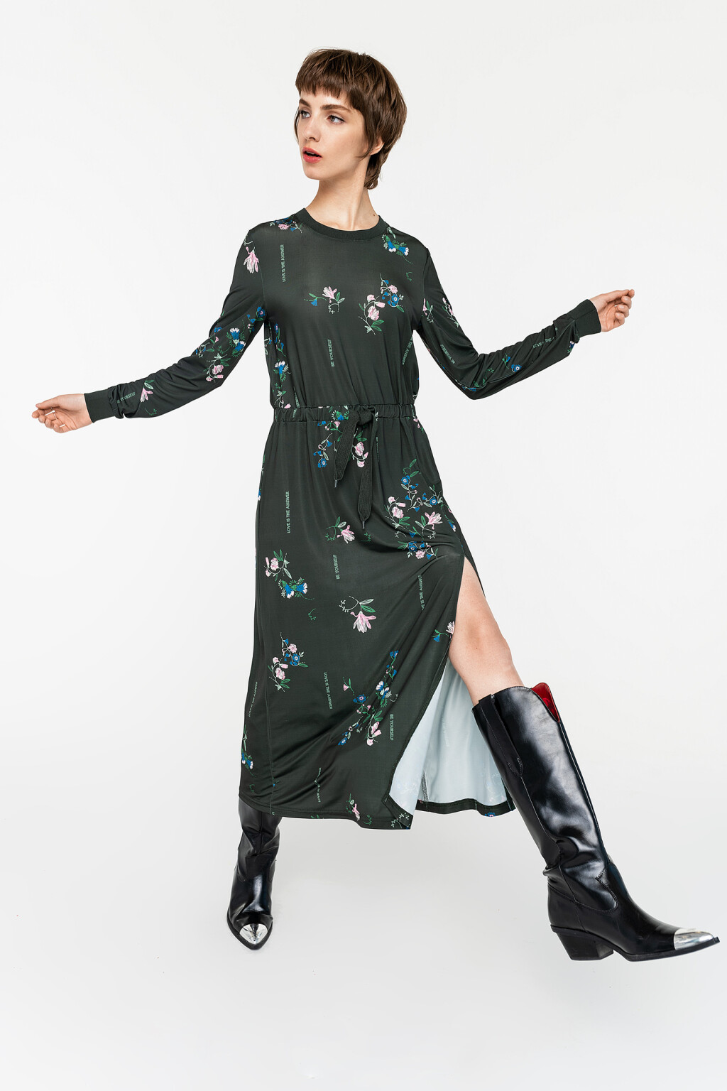 платье длинное с разрезом сбоку и завязками на талии - цвет зеленый - 1