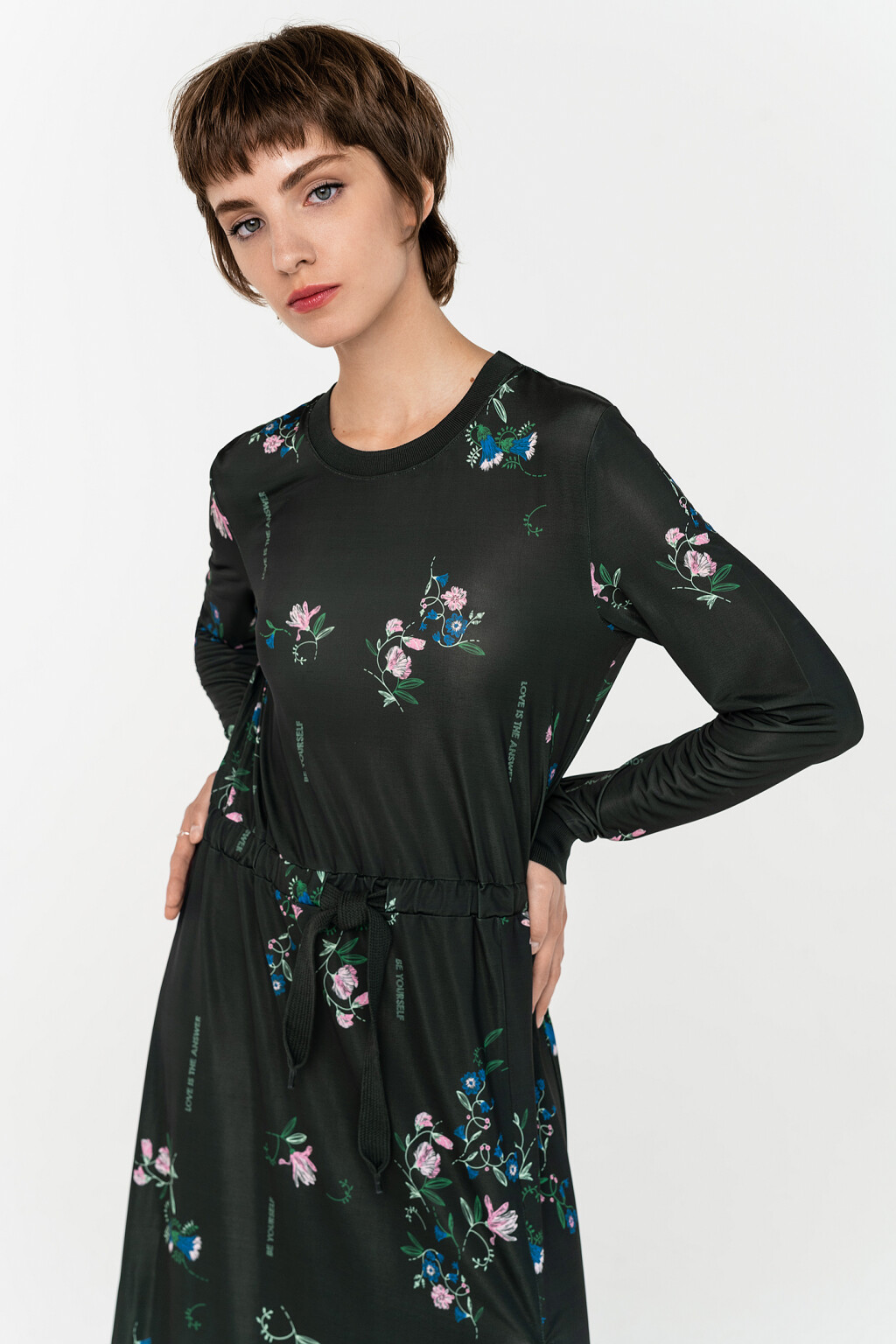 платье длинное с разрезом сбоку и завязками на талии - цвет зеленый - 3