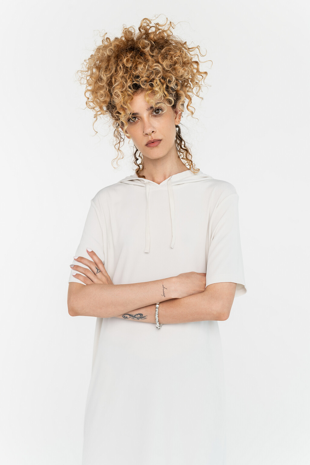 платье-худи трикотажное в мелкий рубчик - цвет бежевый - 3