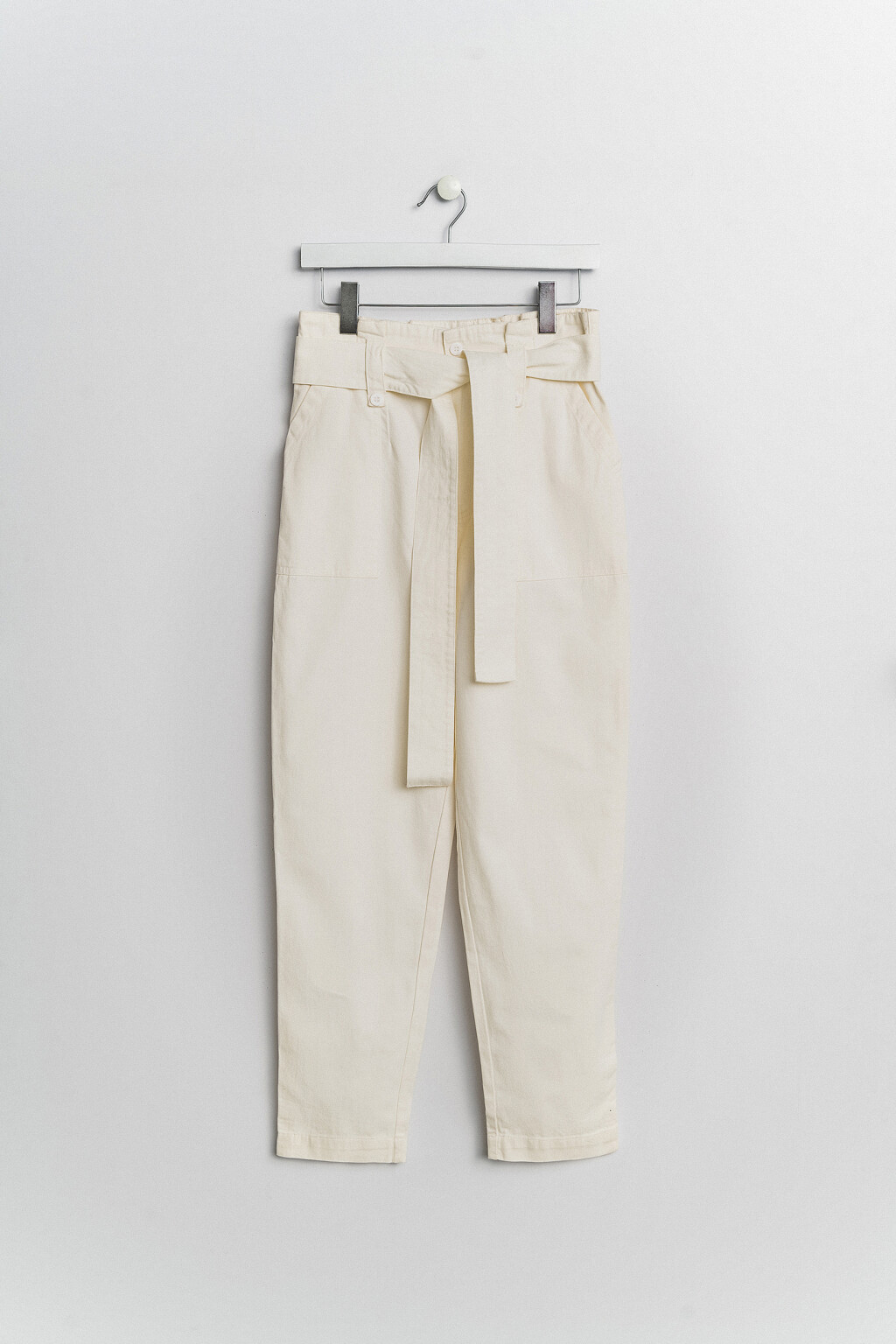 брюки-бананы хлопковые paperbag с тканевым ремнем - цвет белый - 1