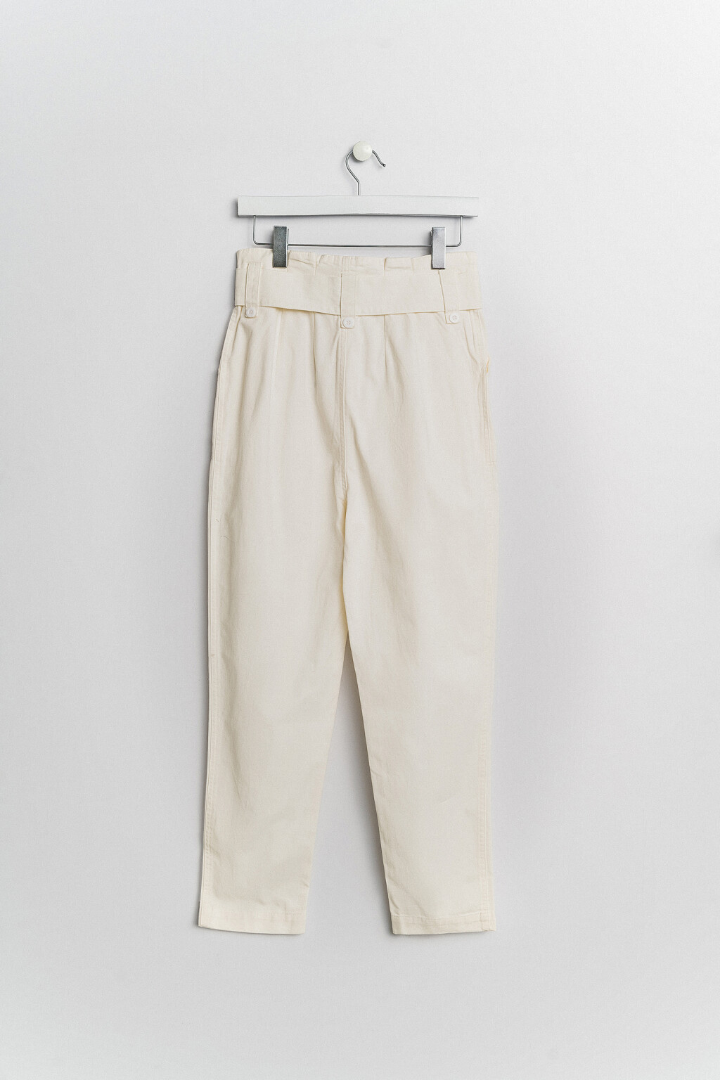 брюки-бананы хлопковые paperbag с тканевым ремнем - цвет белый - 2