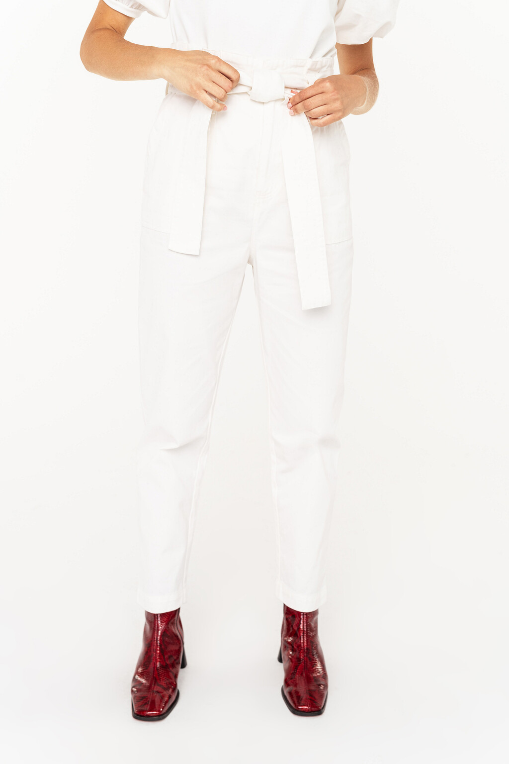 брюки-бананы хлопковые paperbag с тканевым ремнем - цвет белый - 3