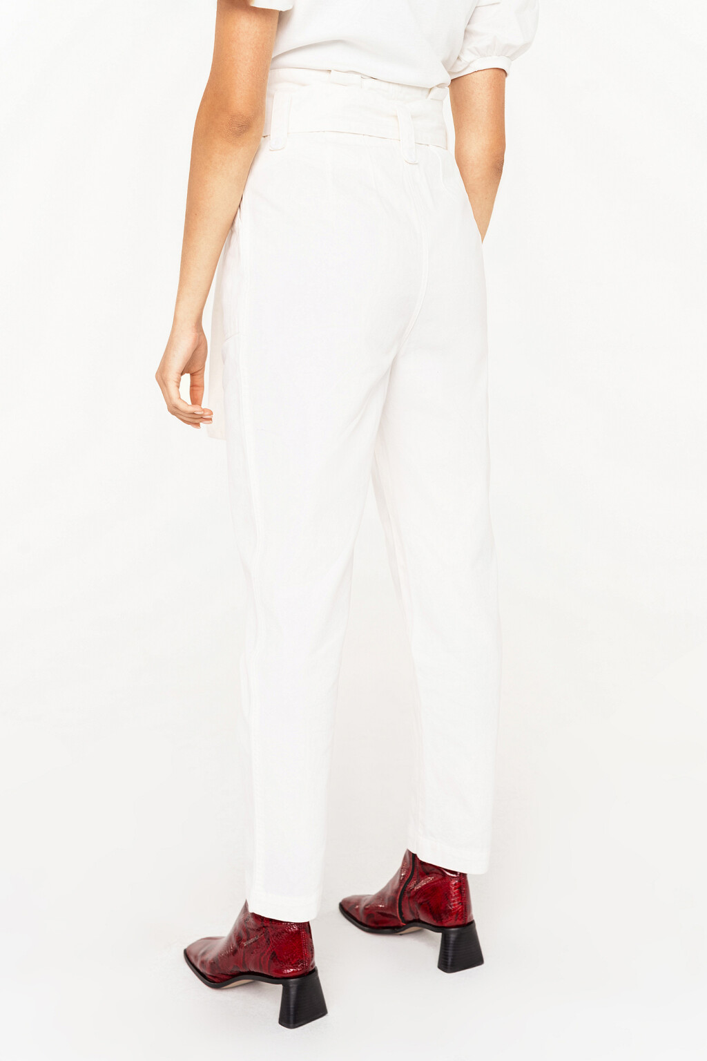 брюки-бананы хлопковые paperbag с тканевым ремнем - цвет белый - 4