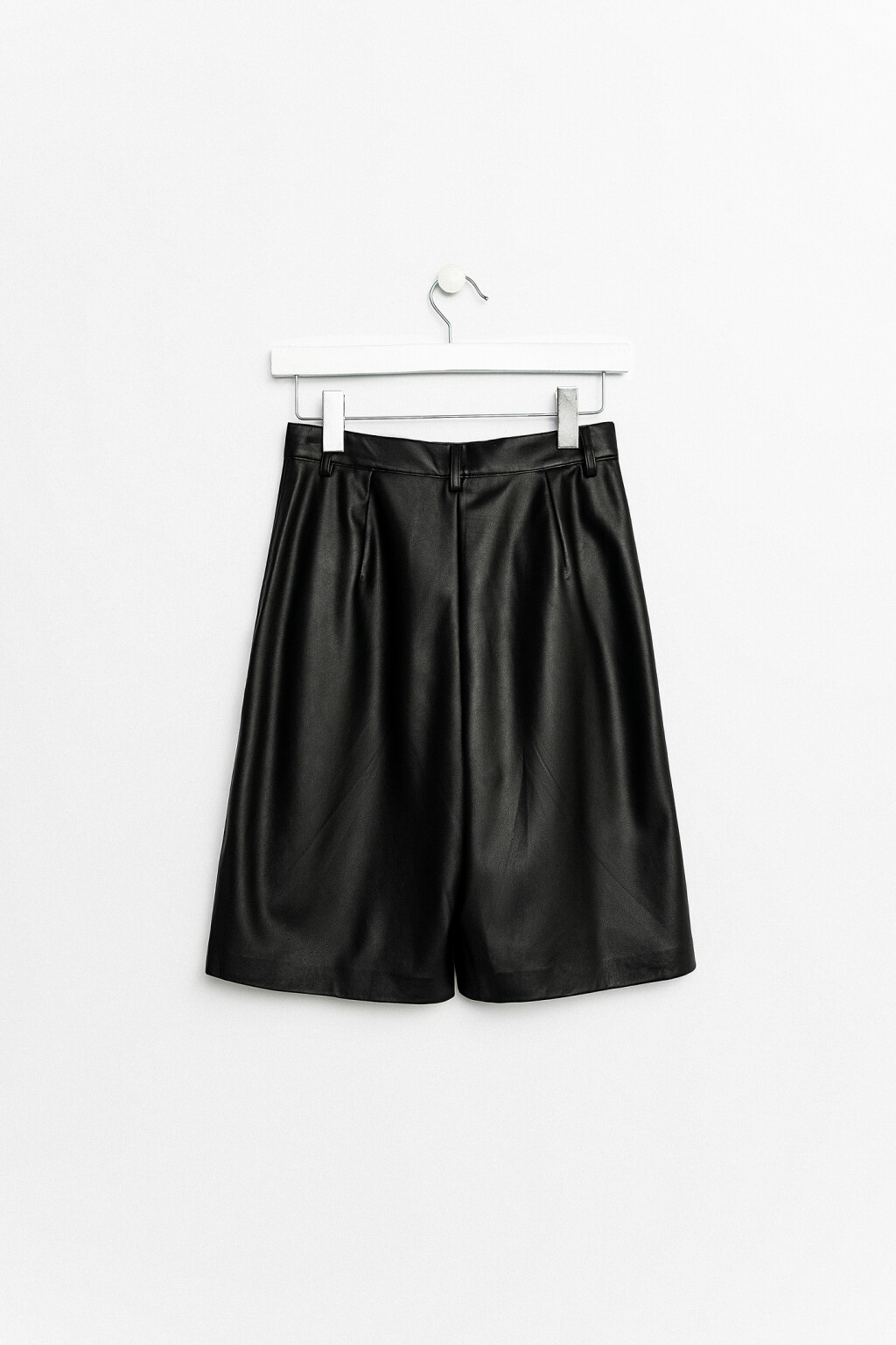 шорты удлиненные из экокожи с защипами у пояса спереди - цвет черный - 2