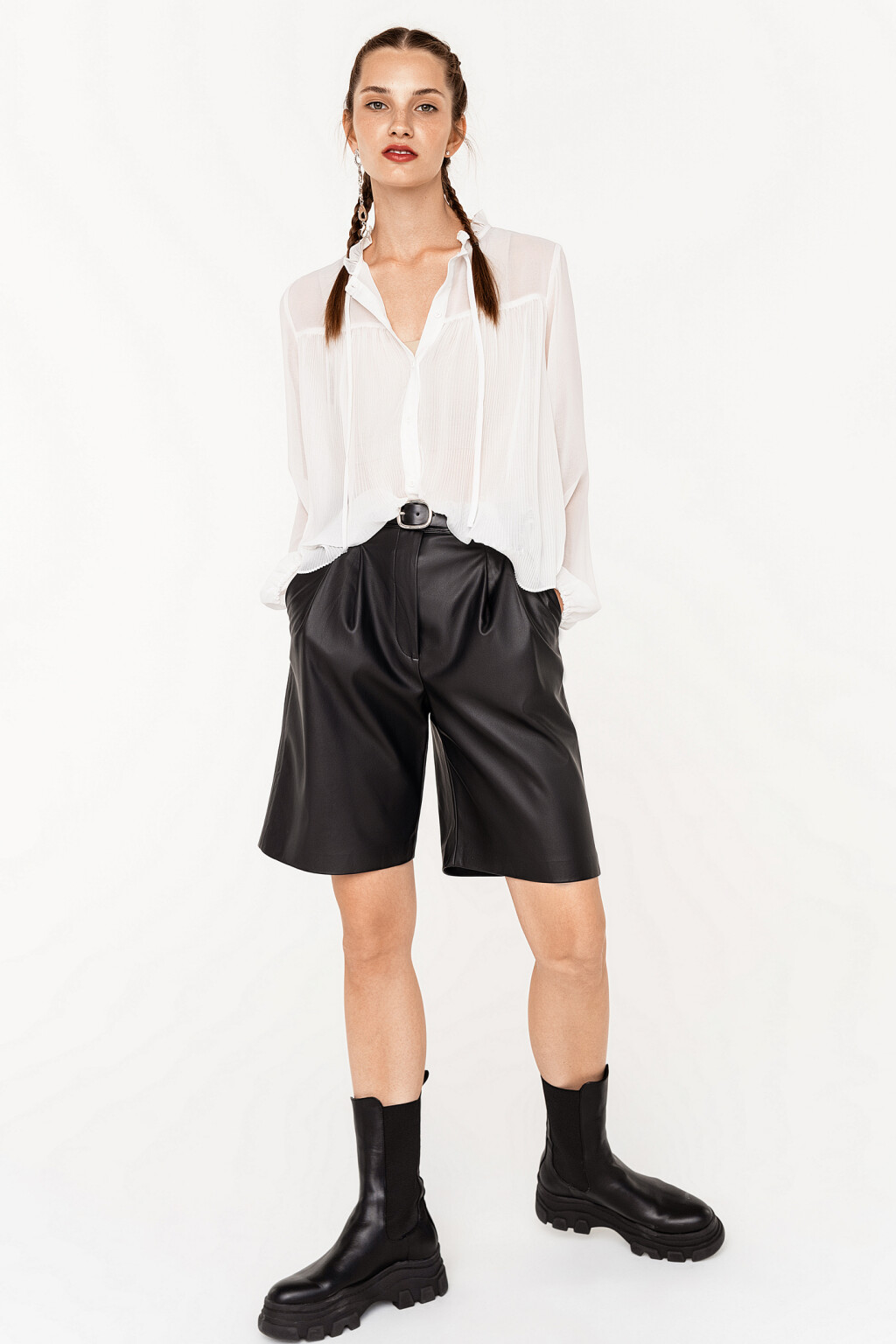 шорты удлиненные из экокожи с защипами у пояса спереди - цвет черный - 3