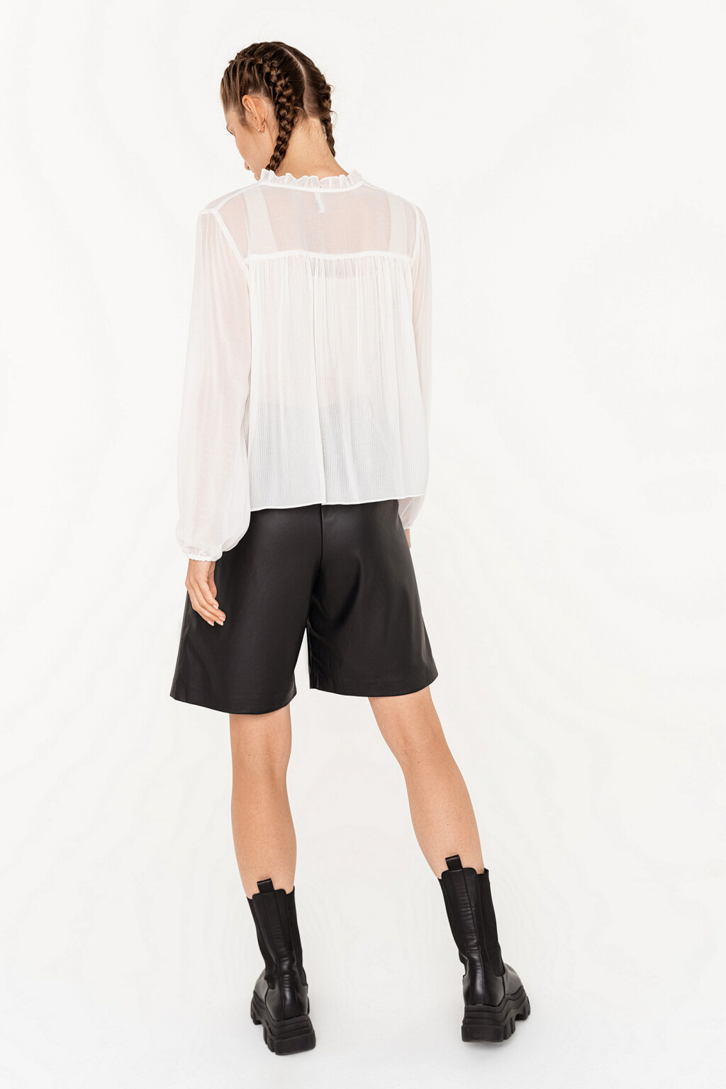 шорты удлиненные из экокожи с защипами у пояса спереди - цвет черный - 4