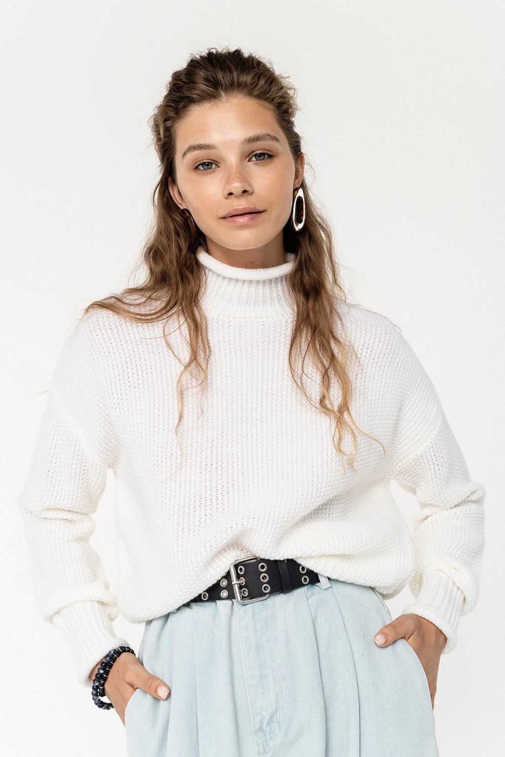 свитер вязаный с воротником-стойкой - цвет белый - 1