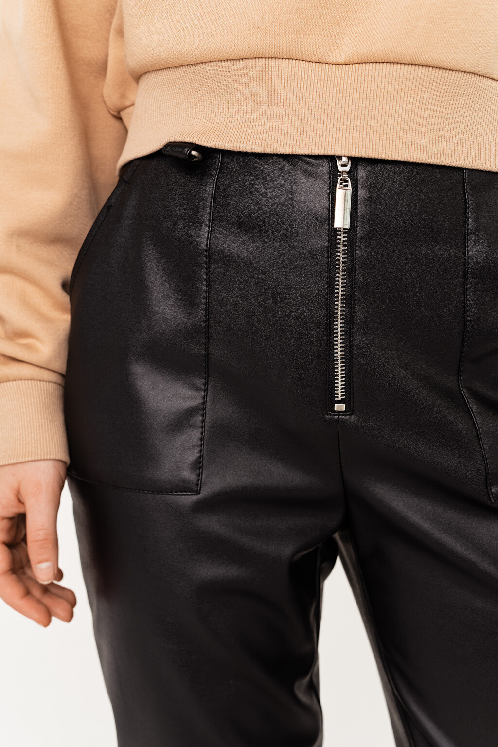 брюки slim из искусственной кожи - цвет черный - 4