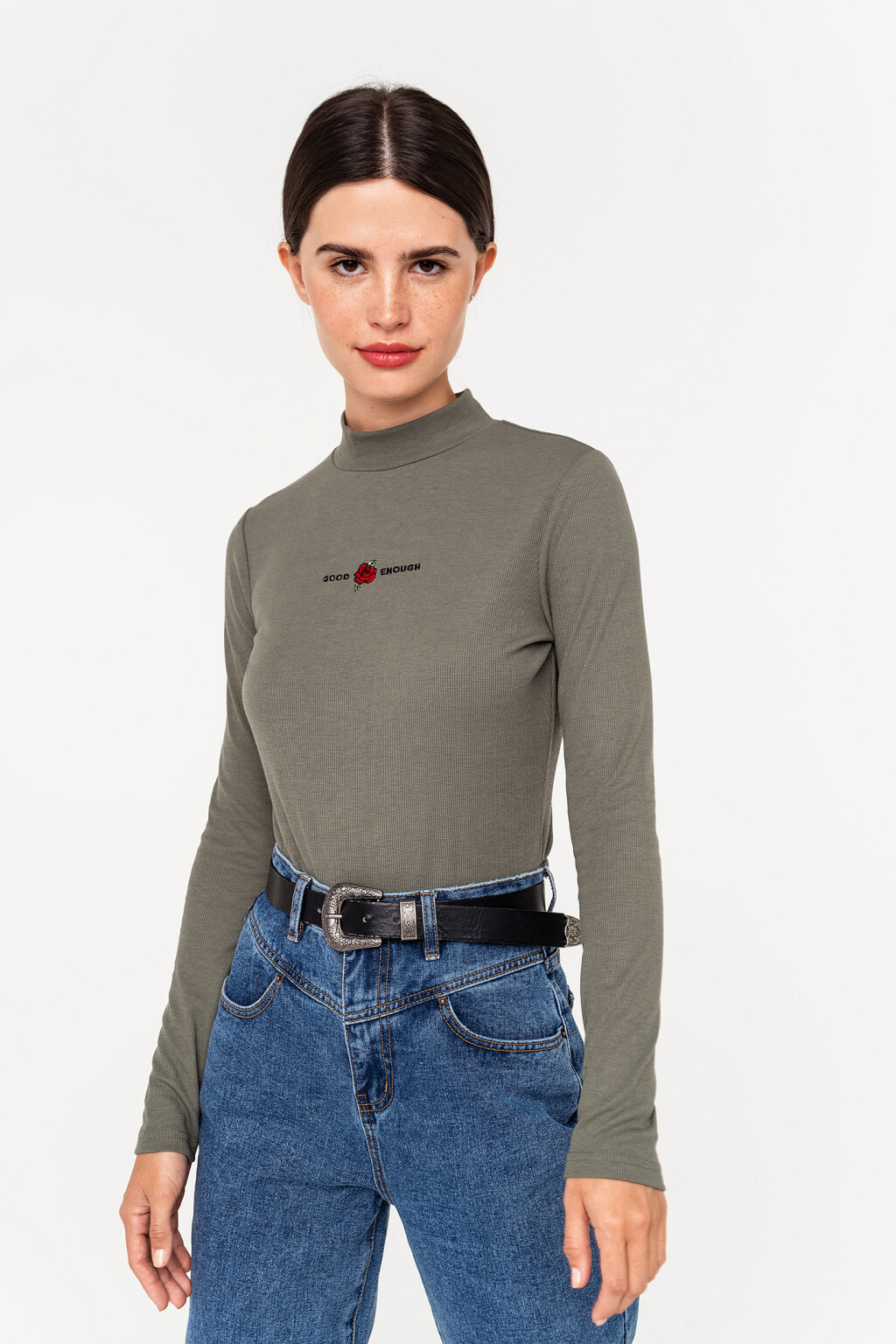 водолазка в мелкий рубчик с вышитой надписью - цвет зеленый - 1