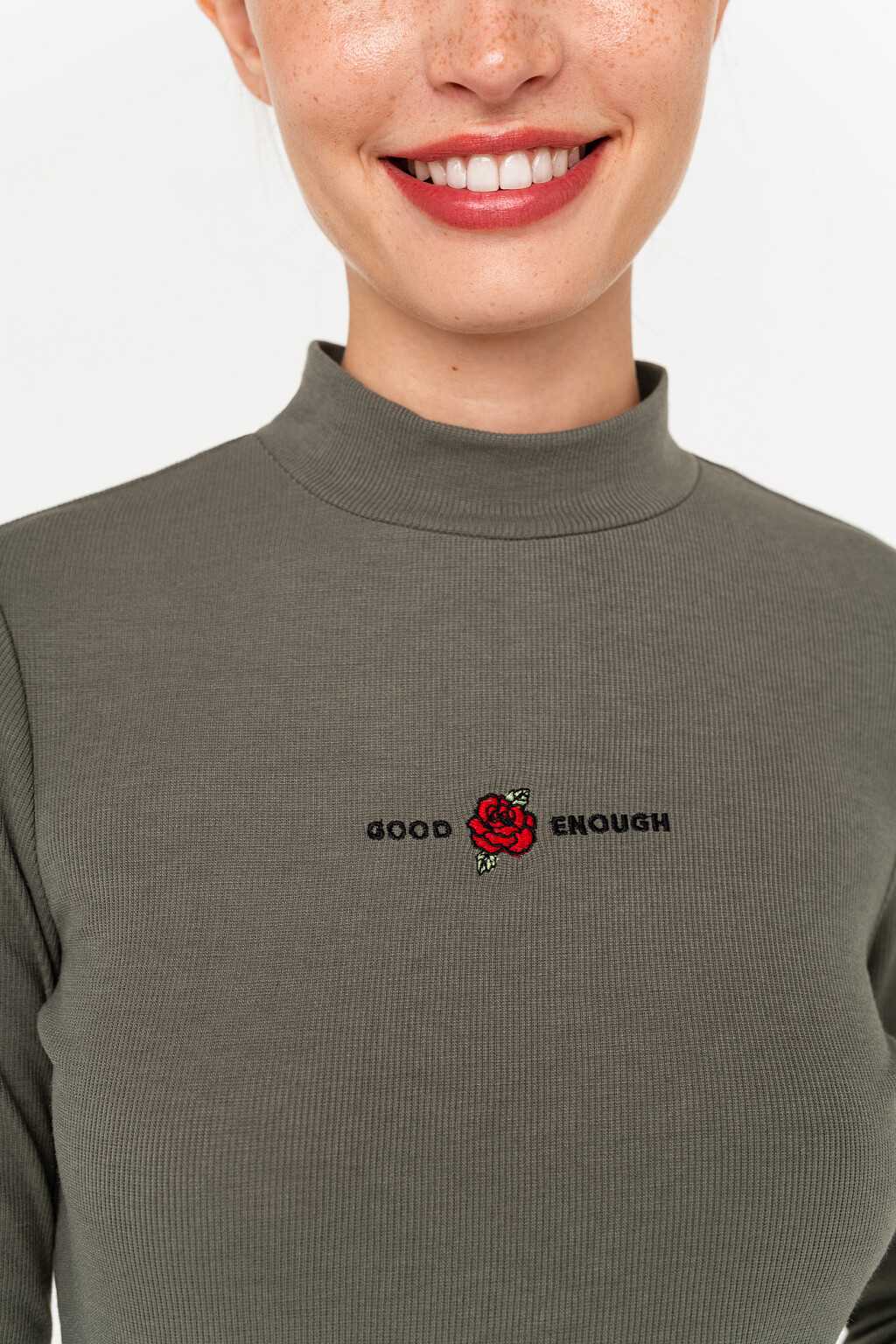 водолазка в мелкий рубчик с вышитой надписью - цвет зеленый - 3