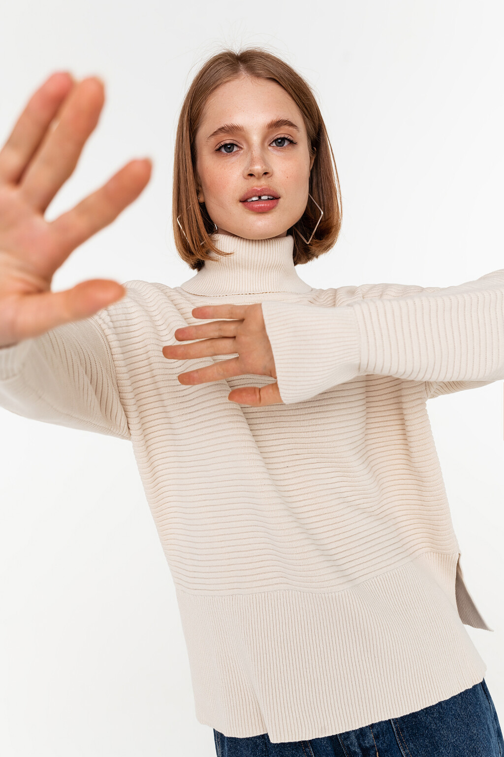 Свитер в рубчик с воротником-стойкой и боковыми разрезами - цвет бежевый - 1