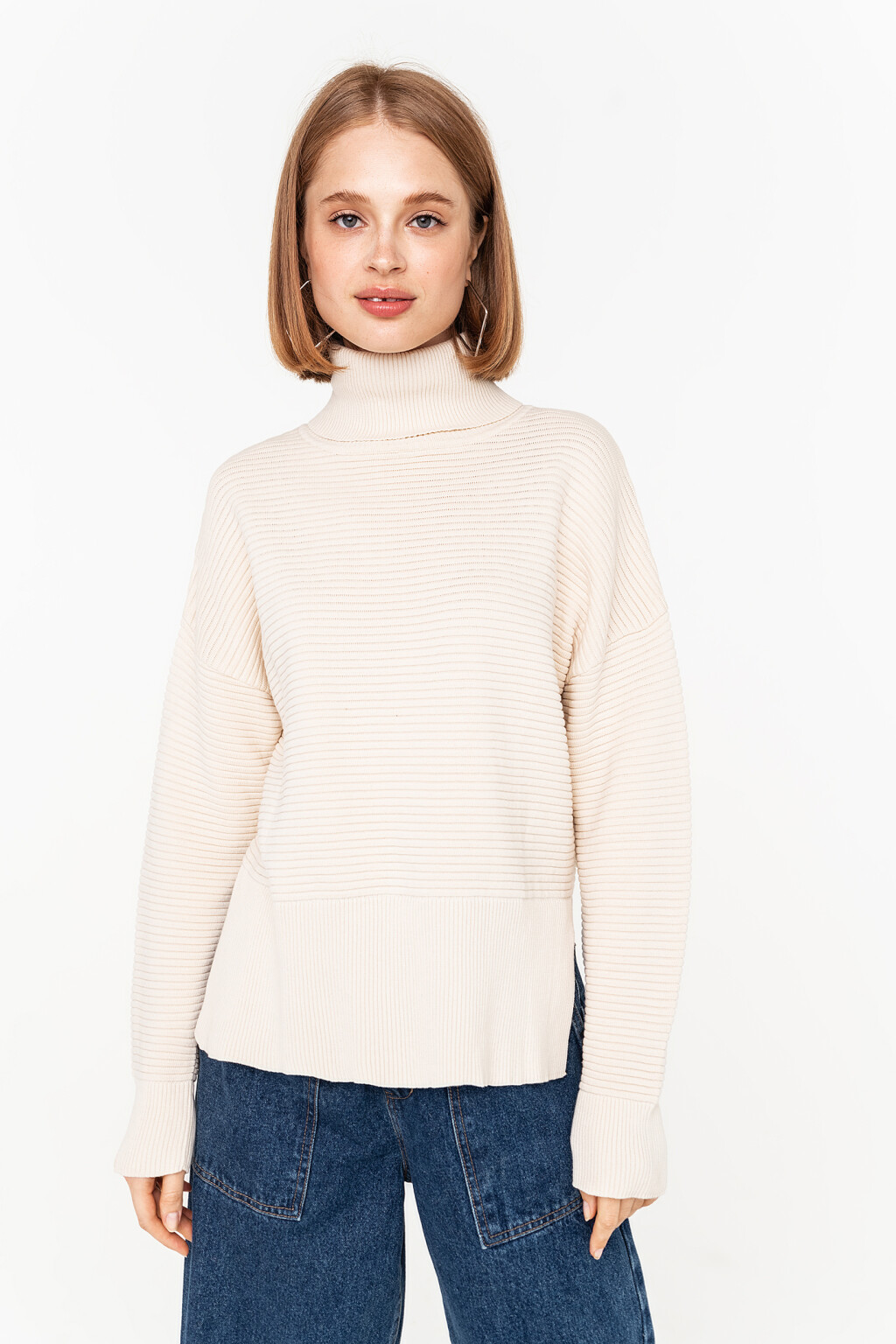 Свитер в рубчик с воротником-стойкой и боковыми разрезами - цвет бежевый - 2