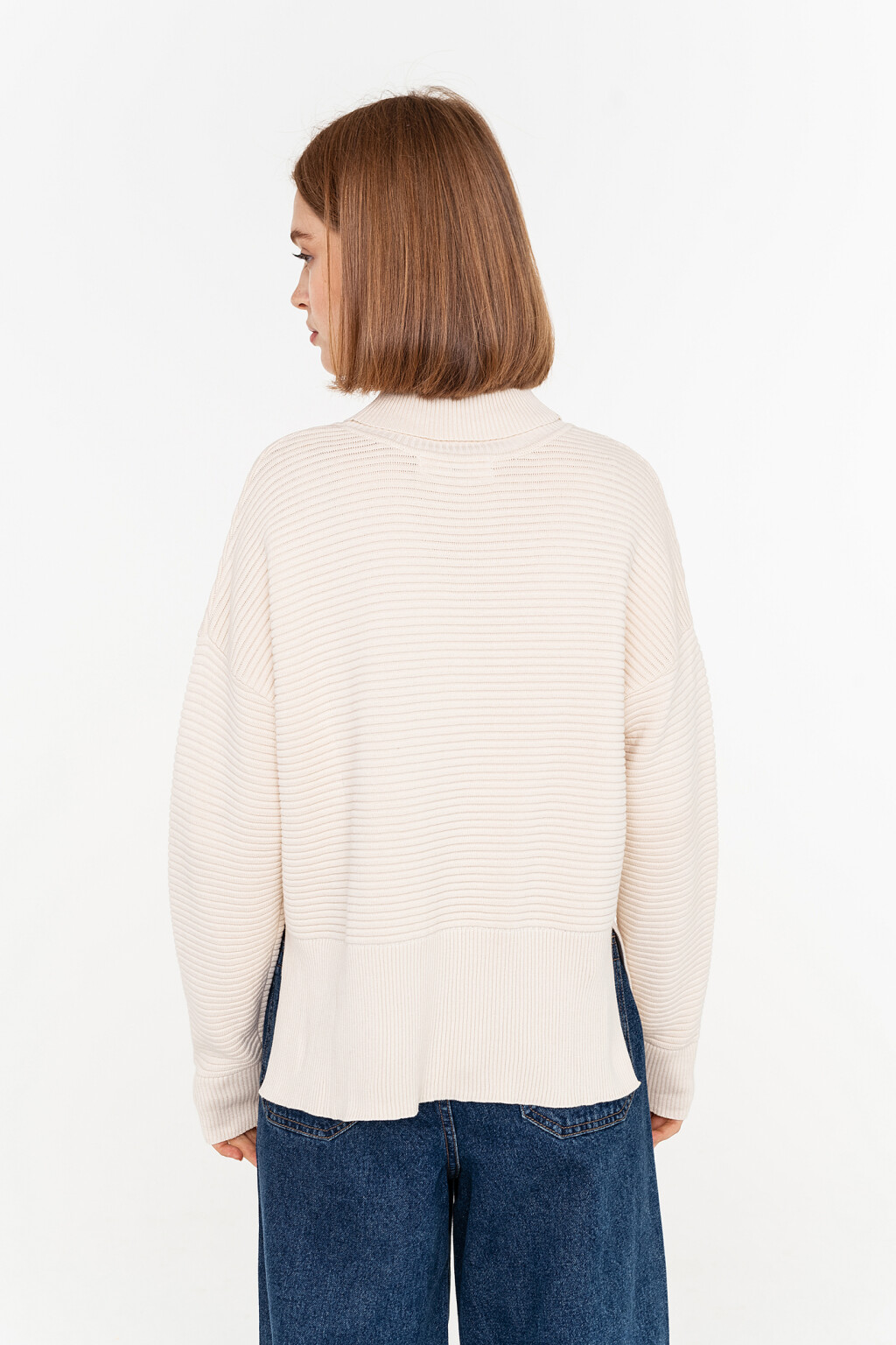 Свитер в рубчик с воротником-стойкой и боковыми разрезами - цвет бежевый - 3