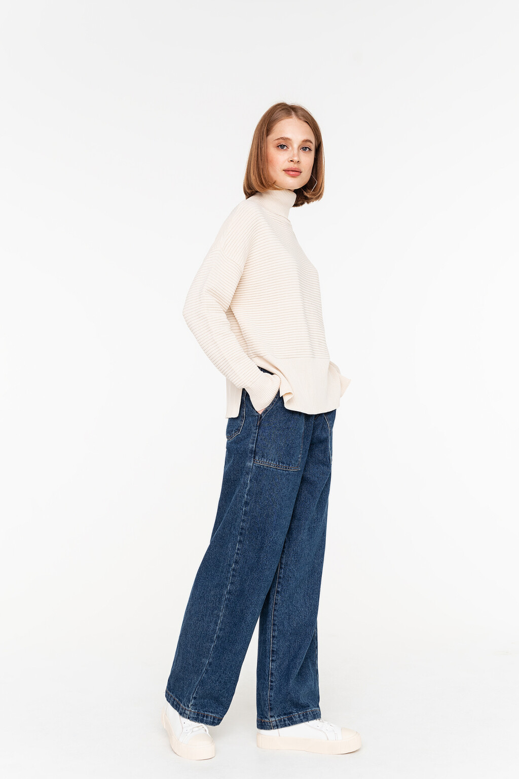 Свитер в рубчик с воротником-стойкой и боковыми разрезами - цвет бежевый - 4
