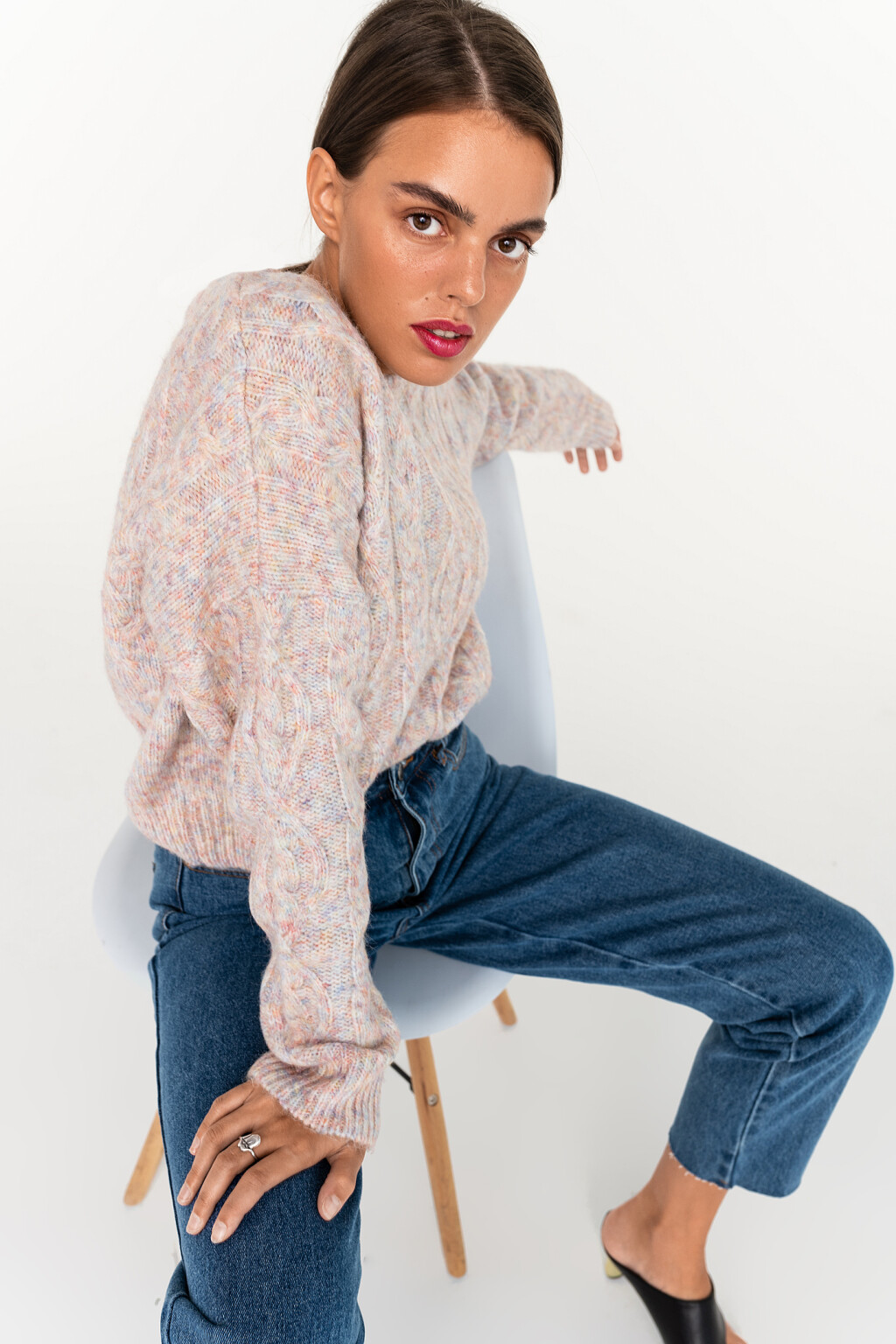 свитер вязаный с круглым воротом и рельефным узором - цвет бежевый - 1