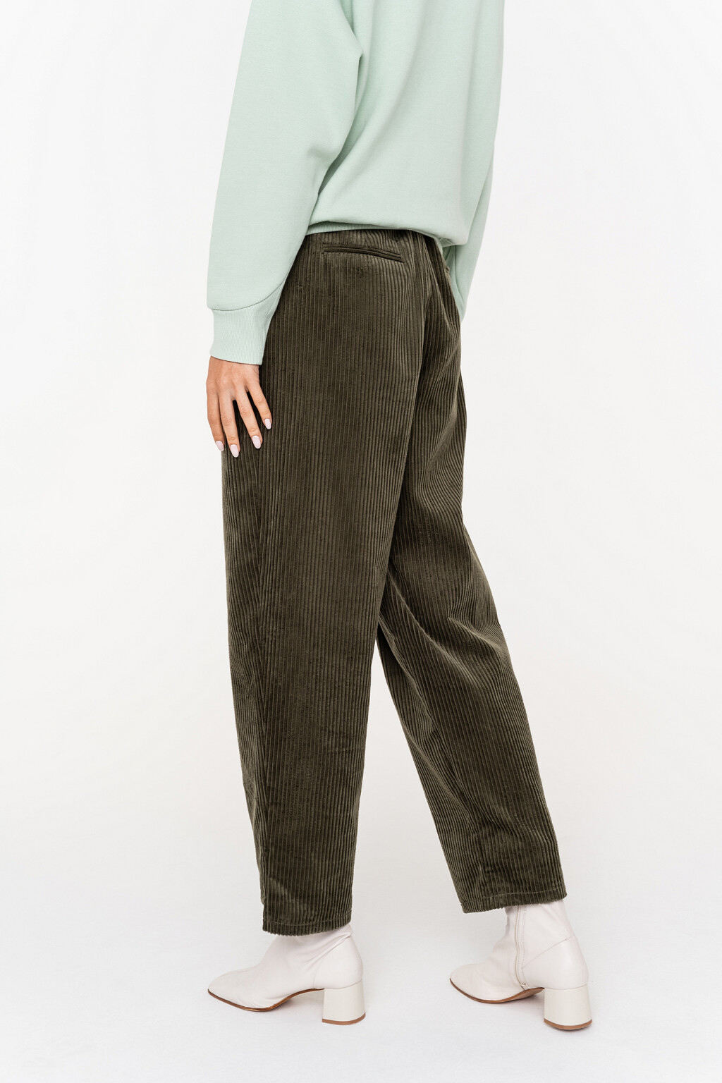 Брюки вельветовые с защипами у пояса спереди - цвет зеленый - 3