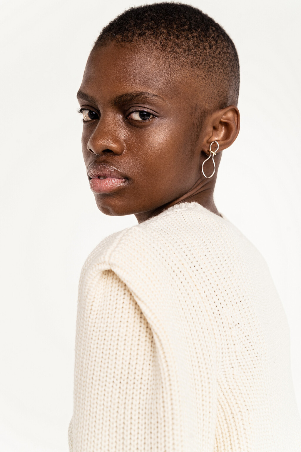 свитер крупной вязки с подплечниками - цвет бежевый - 1