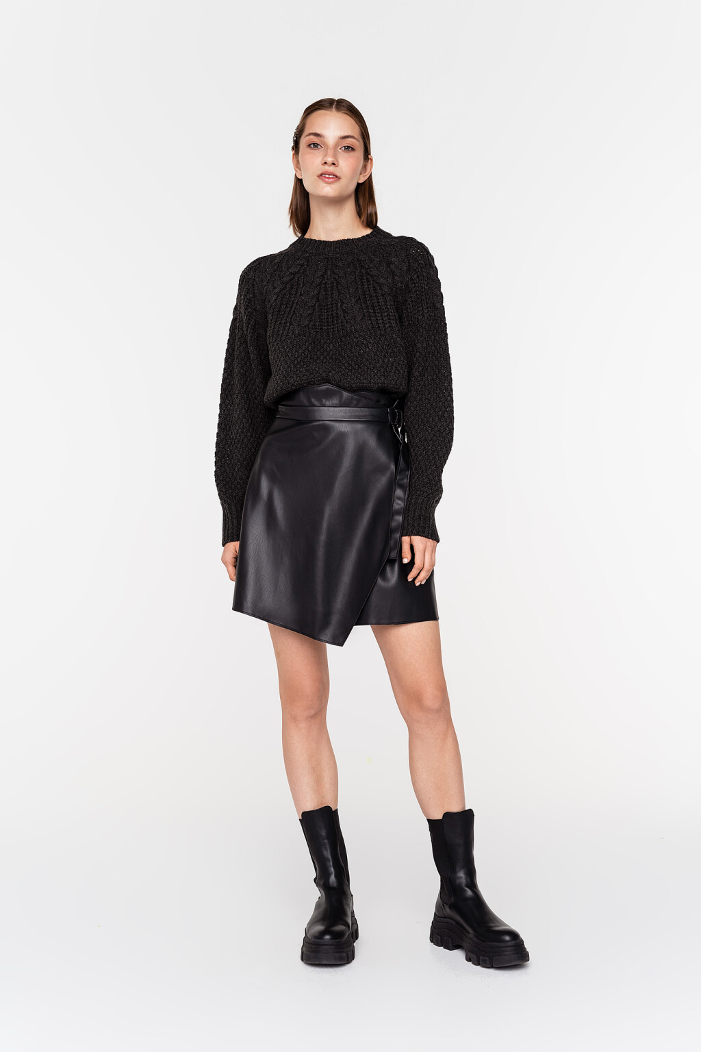 юбка из экокожи c запахом и поясом на кольцах - цвет черный - 1