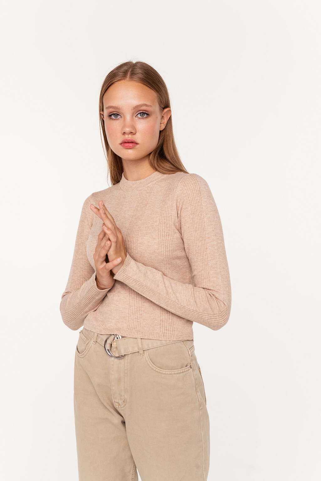 джемпер короткий рельефной вязки с воротником-стойкой - цвет бежевый - 3