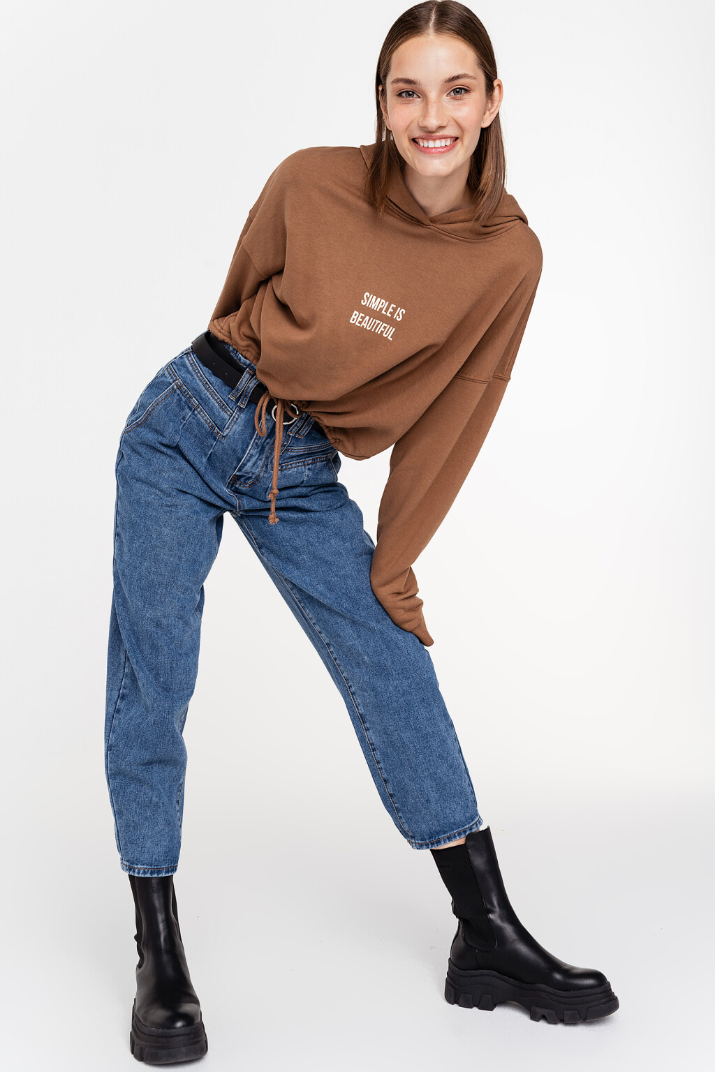 джинсы-бананы с декоративной вставкой у пояса и ремнем из искусственной кожи - цвет голубой - 1