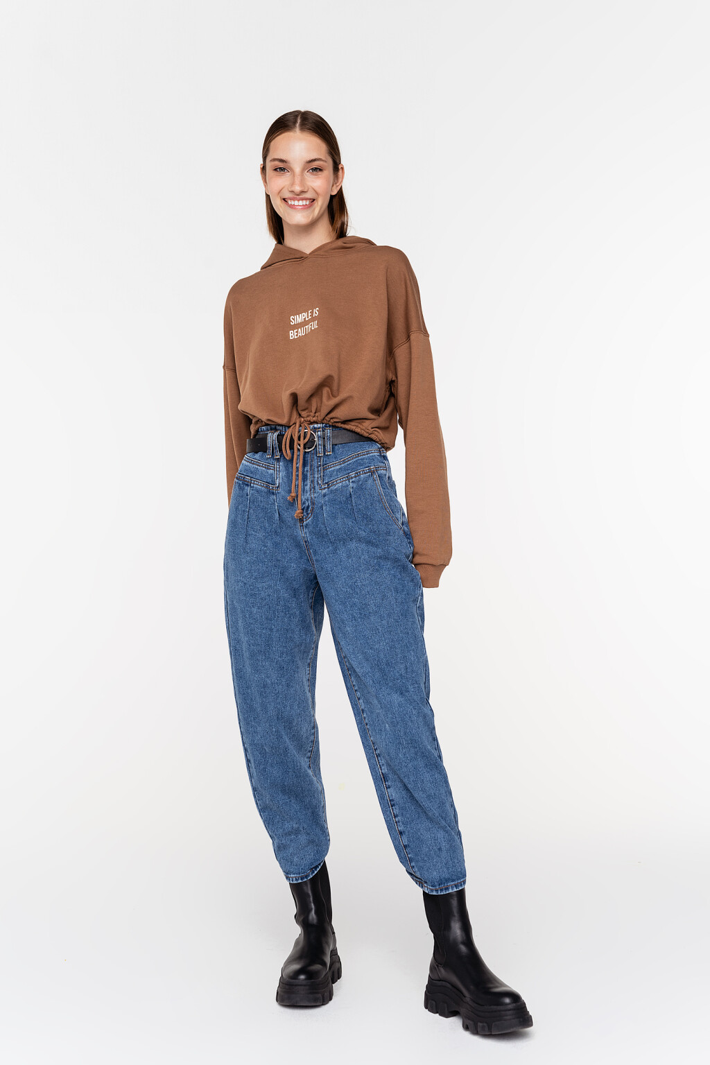 джинсы-бананы с декоративной вставкой у пояса и ремнем из искусственной кожи - цвет голубой - 2