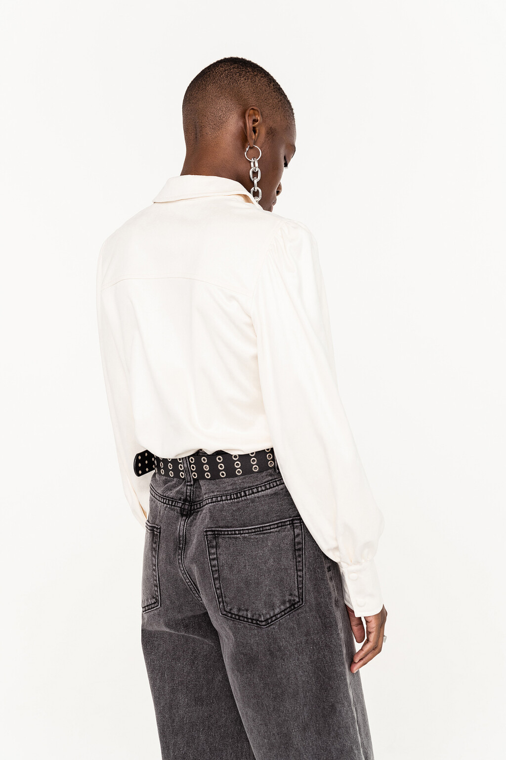 блузка из экозамши с объемными рукавами - цвет бежевый - 4