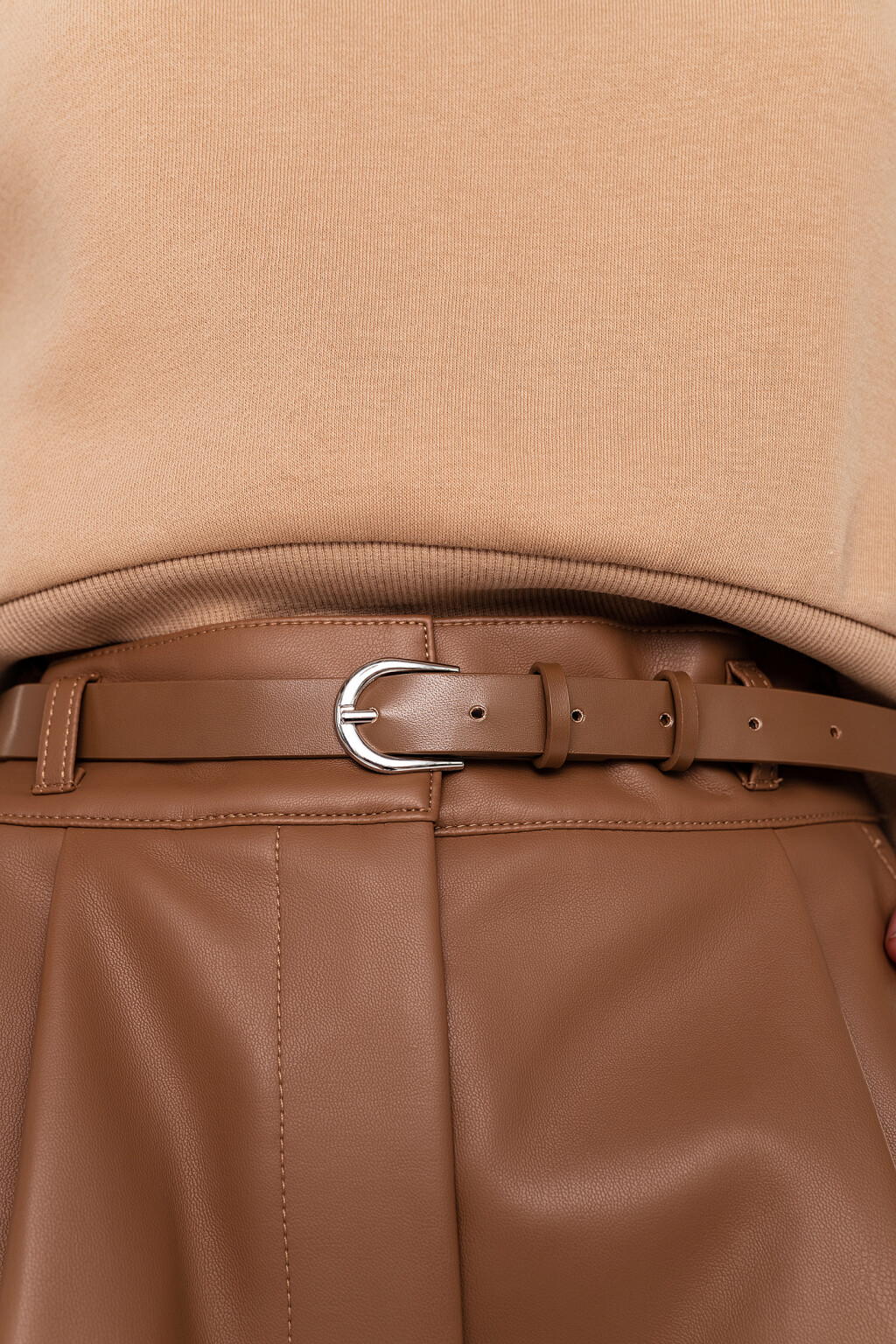 Шорты из искусственной кожи с ремнем - цвет бежевый - 2