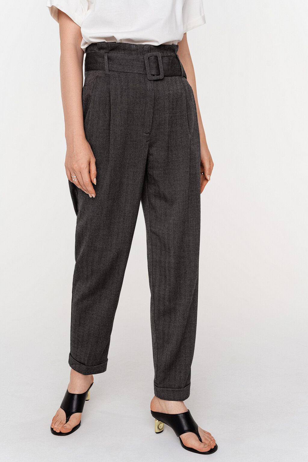 брюки-бананы из ткани в елочку с ремнем - цвет серый - 2