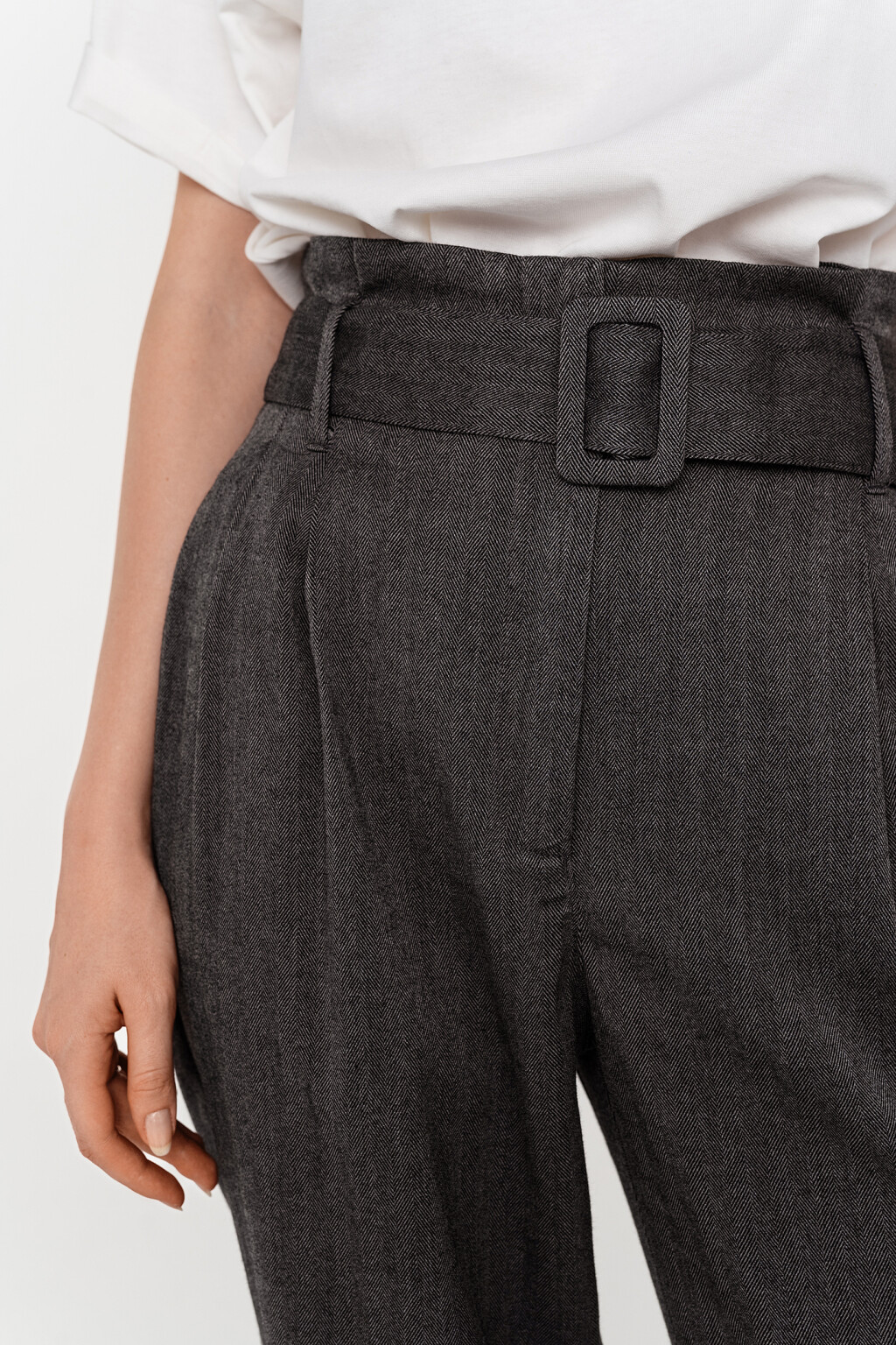 брюки-бананы из ткани в елочку с ремнем - цвет серый - 4