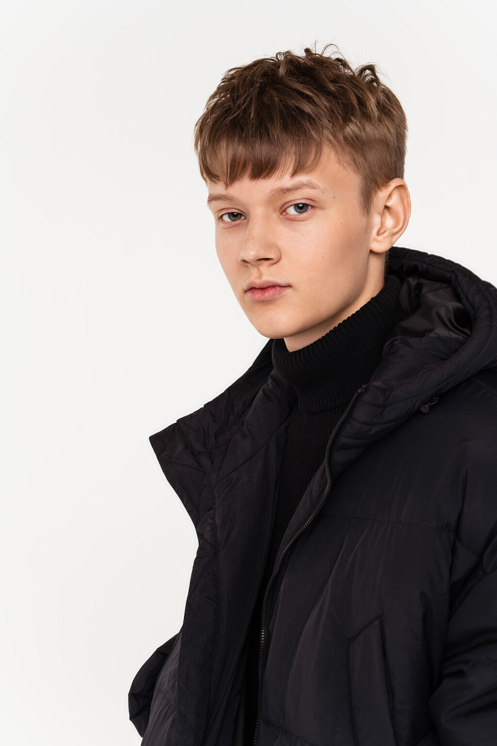 пуховик объемный удлиненный с капюшоном - цвет черный - 6