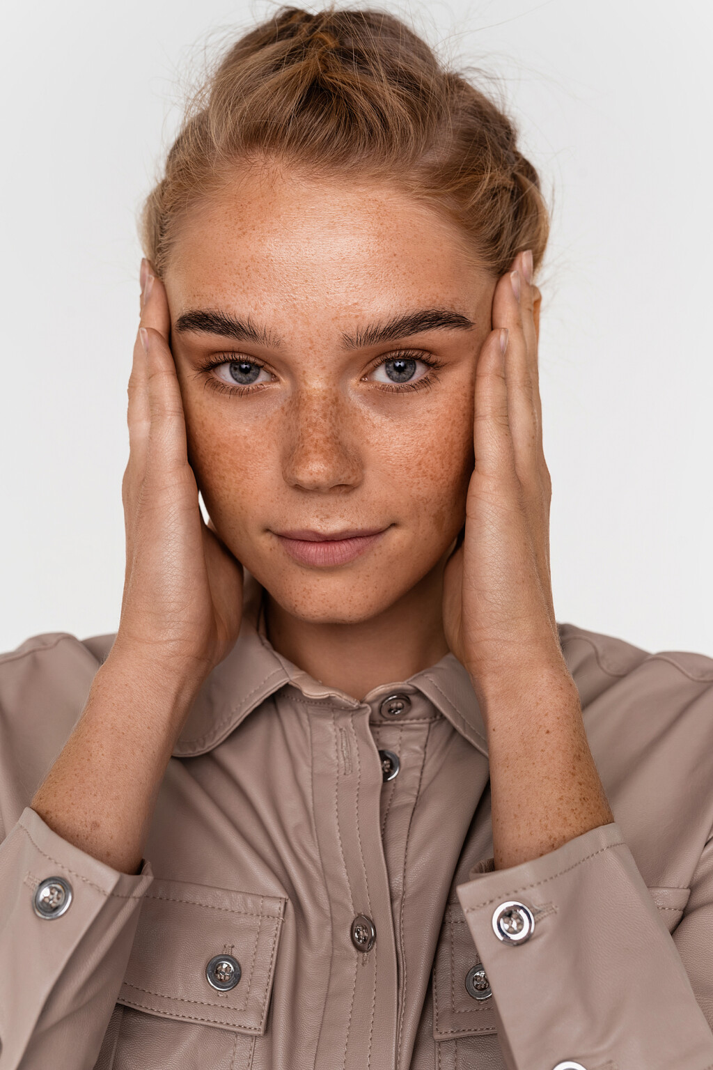 платье-рубашка из экокожи с широким поясом - цвет бежевый - 6