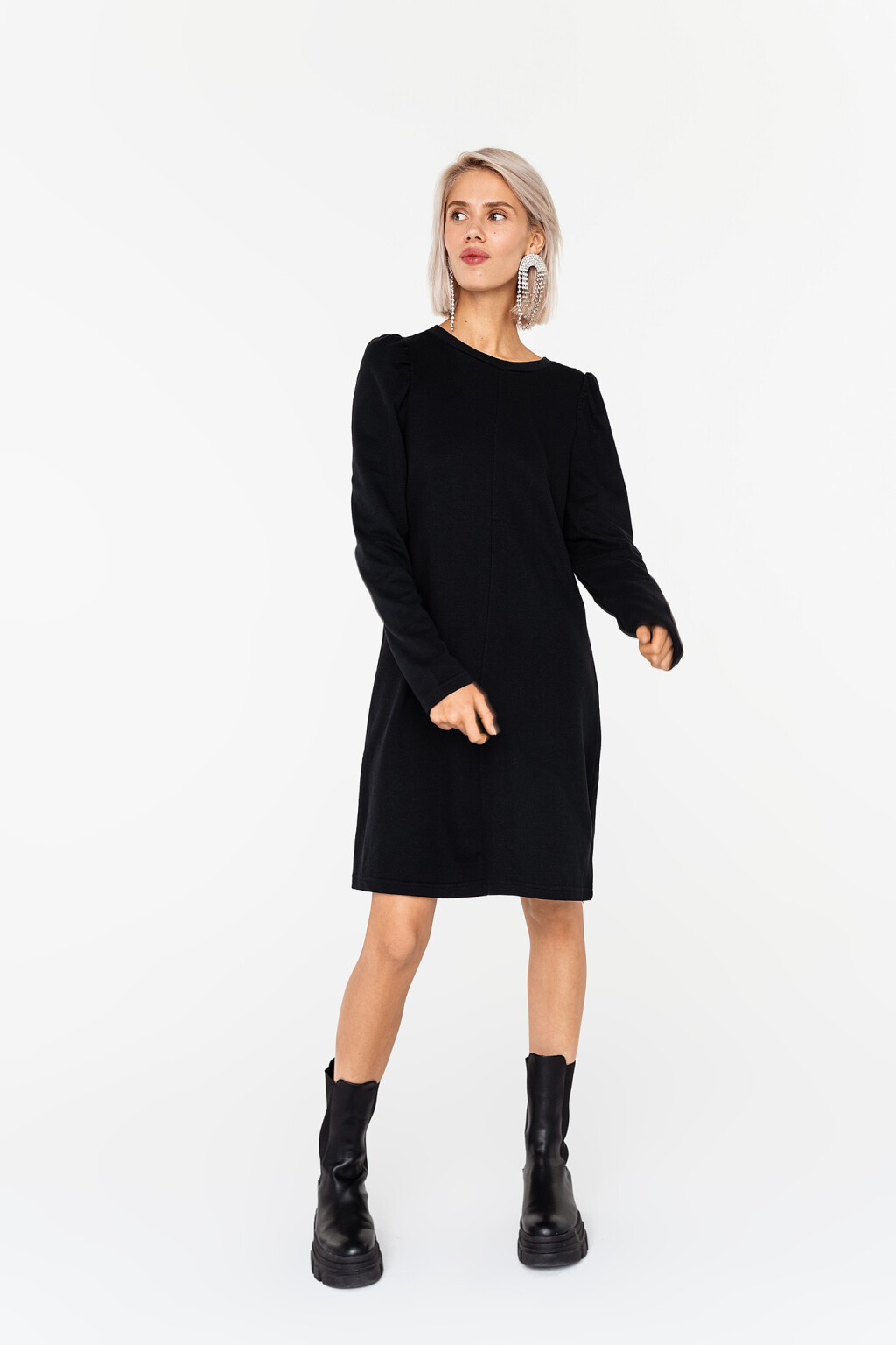 Платье из плотного трикотажа со сборками у плеча - цвет черный - 1