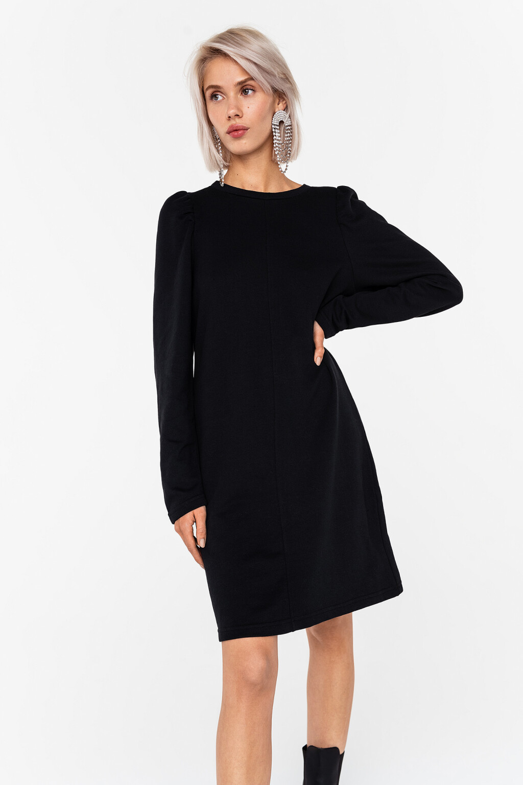Платье из плотного трикотажа со сборками у плеча - цвет черный - 2