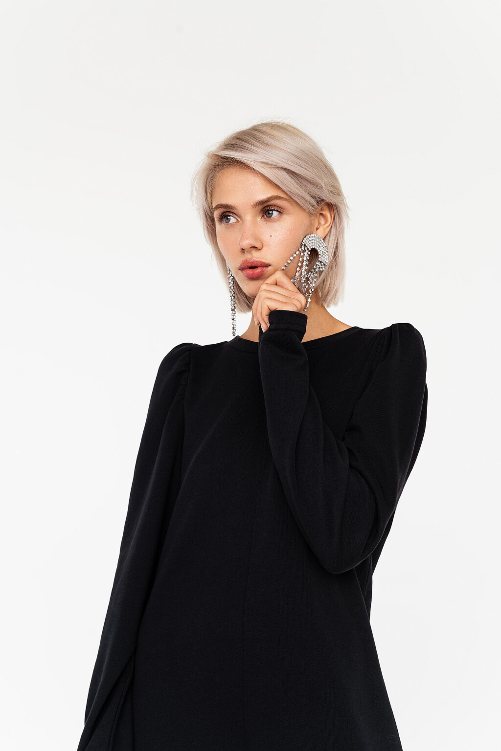 Платье из плотного трикотажа со сборками у плеча - цвет черный - 3