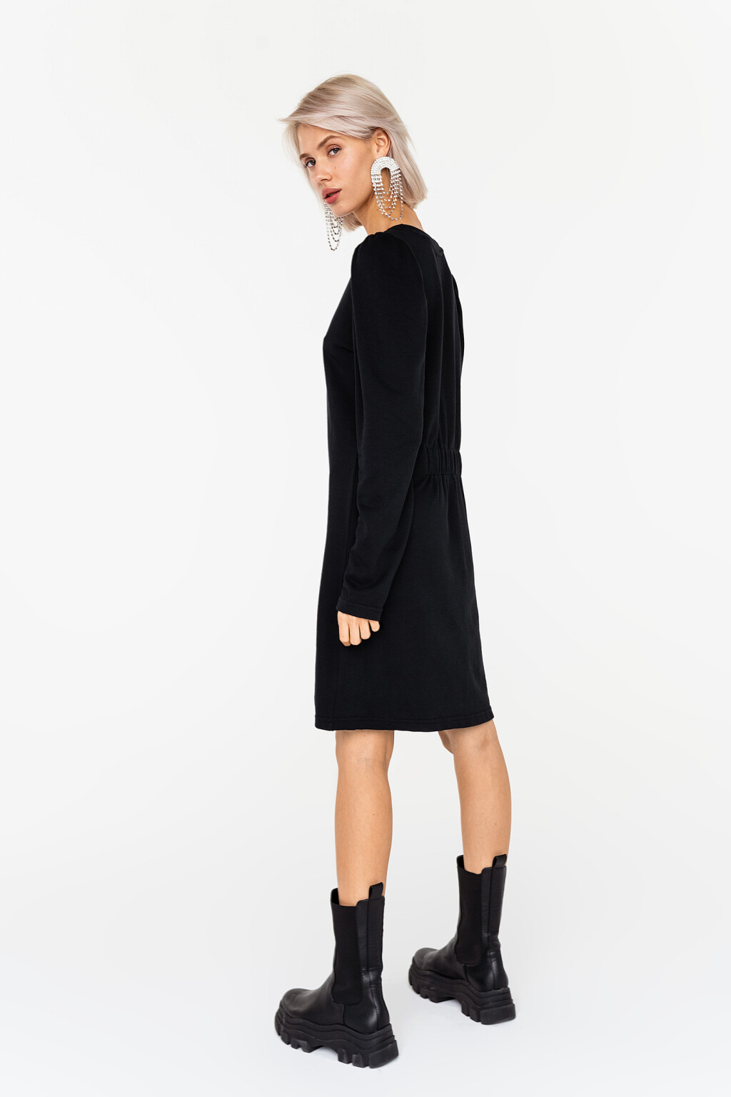 Платье из плотного трикотажа со сборками у плеча - цвет черный - 5