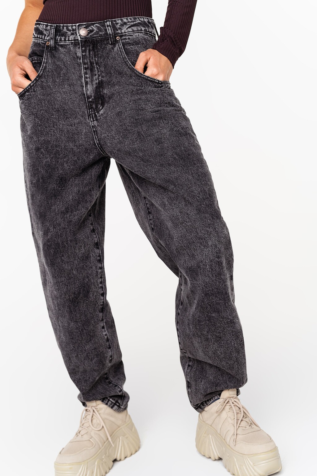 Джинсы-бананы со спущенными карманами сзади - цвет серый - 2
