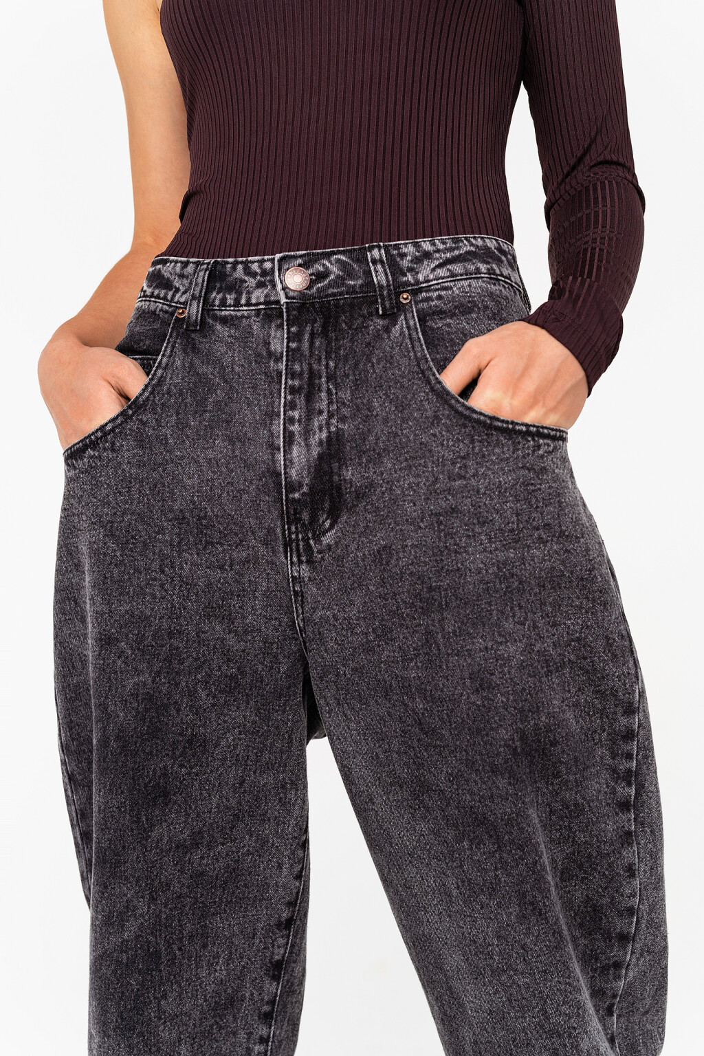 Джинсы-бананы со спущенными карманами сзади - цвет серый - 5