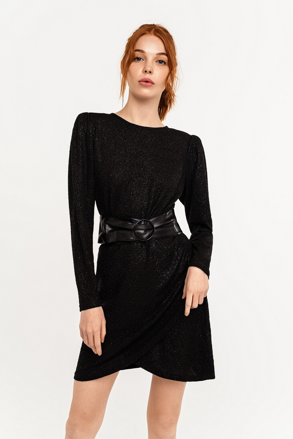 платье короткое блестящее на запах с широким поясом - цвет черный - 1