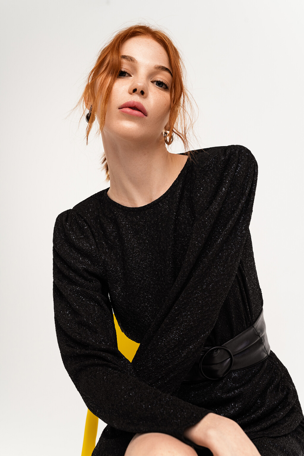 платье короткое блестящее на запах с широким поясом - цвет черный - 2