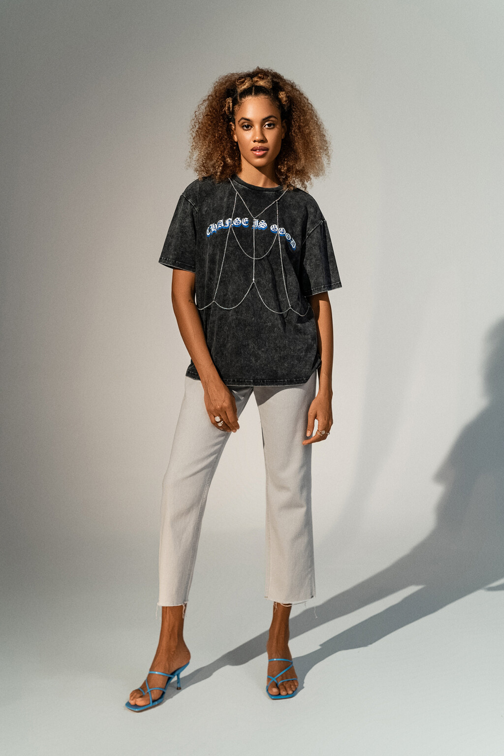 футболка хлопковая с надписью и портупеей из страз - цвет серый - 1