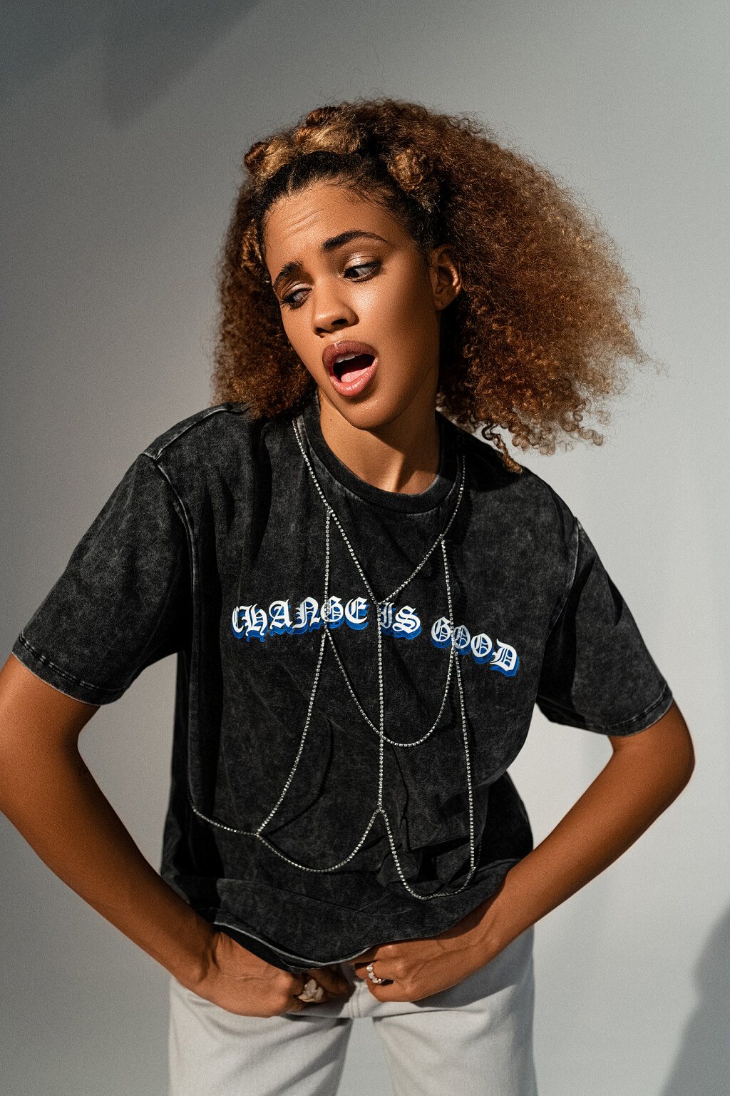 футболка хлопковая с надписью и портупеей из страз - цвет серый - 2