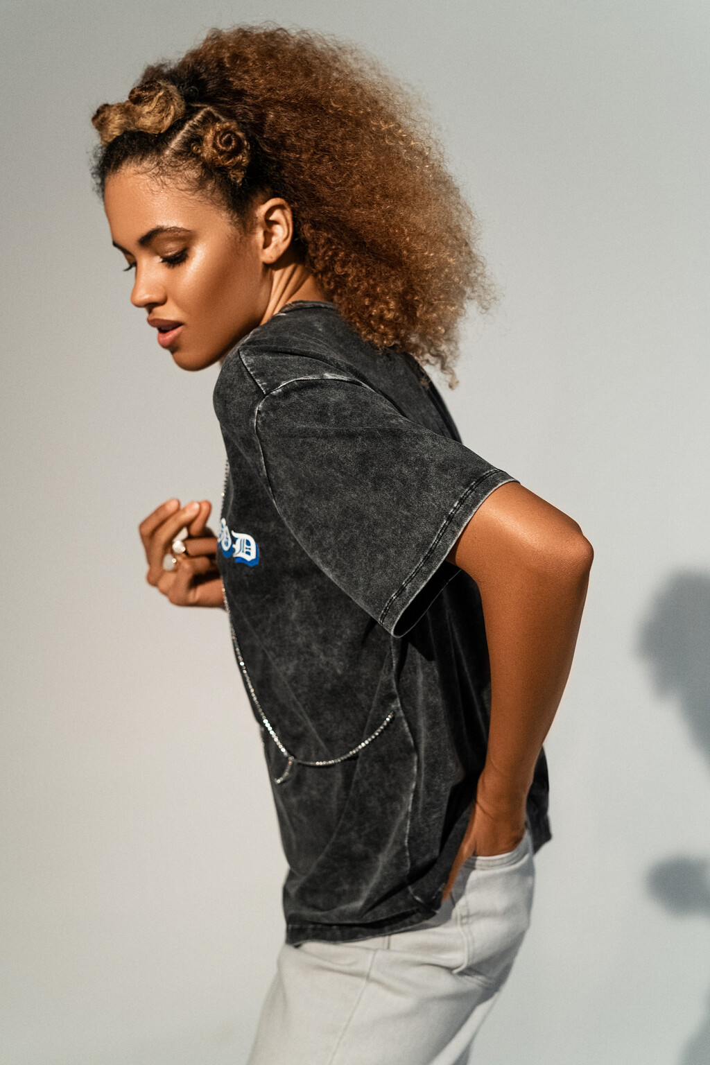 футболка хлопковая с надписью и портупеей из страз - цвет серый - 3