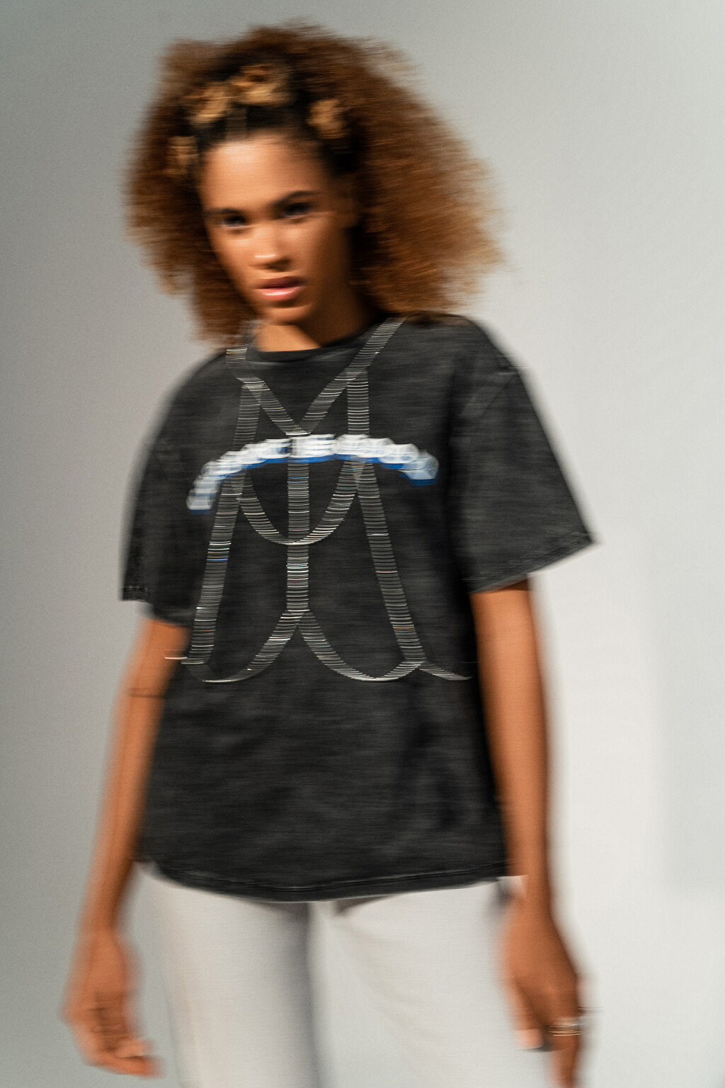 футболка хлопковая с надписью и портупеей из страз - цвет серый - 5