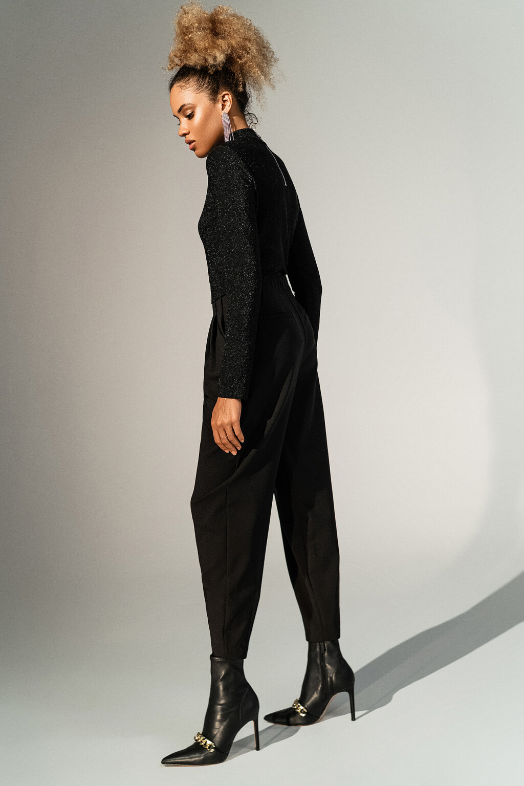 брюки-бананы с защипами у пояса спереди - цвет черный - 4